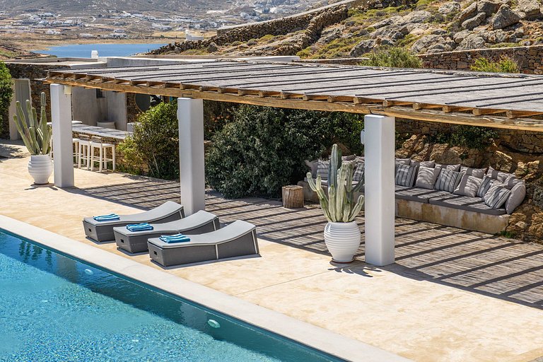 Cyc108 - Villa overlooking beach in Mykonos