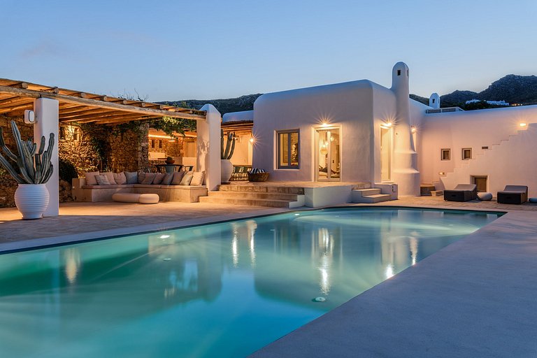 Cyc108 - Villa overlooking beach in Mykonos
