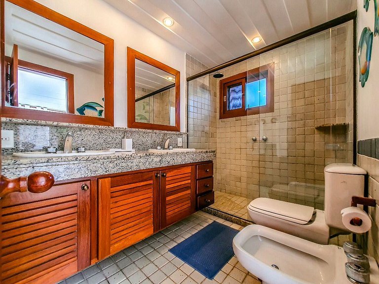 Buz057 - Exuberante casa frente mar em Búzios