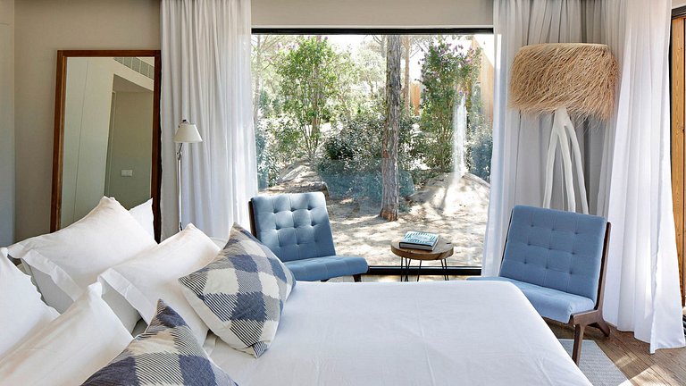 Com009 - Stylish 2-Bedroom Cabana with Private Pool in Compo