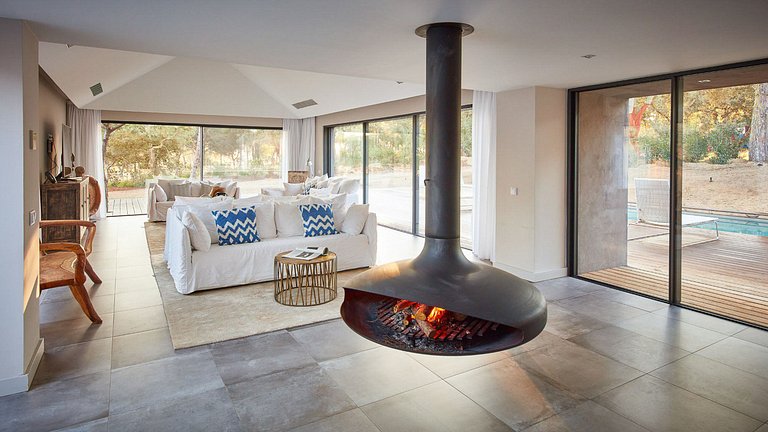 Com010 - Casa estilo cabaña de 5 dormitorios con piscina pri