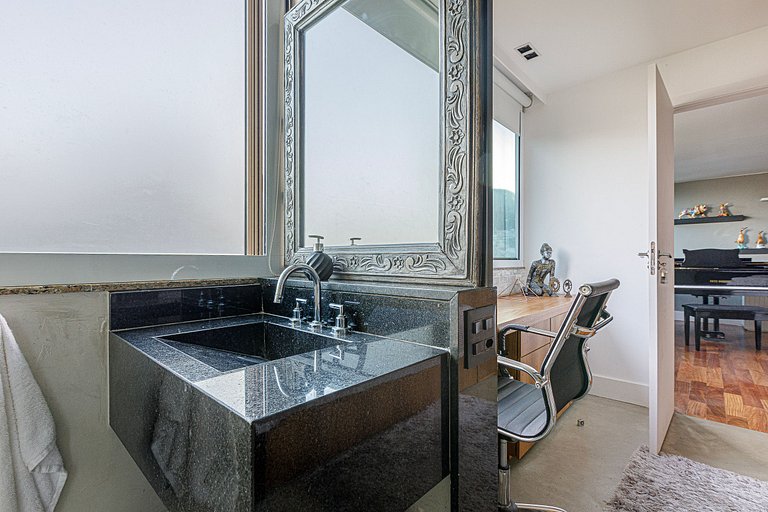 Rio018 - Beautiful triplex penthouse with pool in Leblon