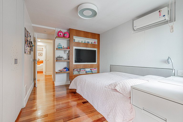 Rio018 - Beautiful triplex penthouse with pool in Leblon