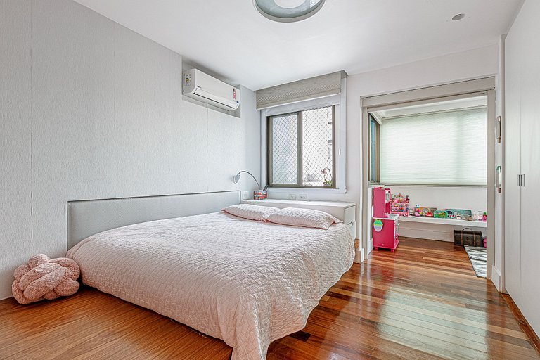 Rio018 - Beautiful triplex penthouse with pool in Leblon