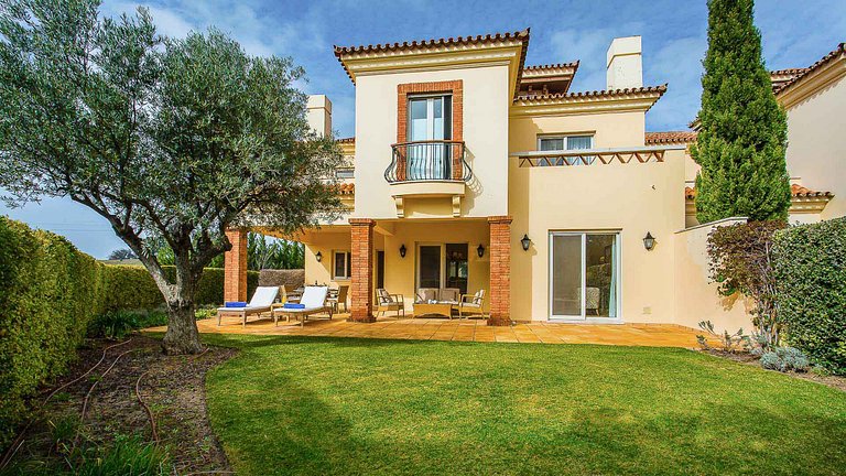 Alg025 - Spacious villa with views of top Algarve golf locat