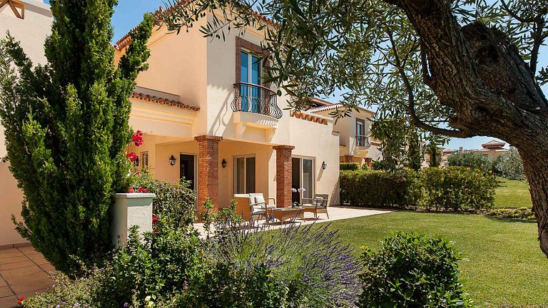 Alg025 - Spacious villa with views of top Algarve golf locat