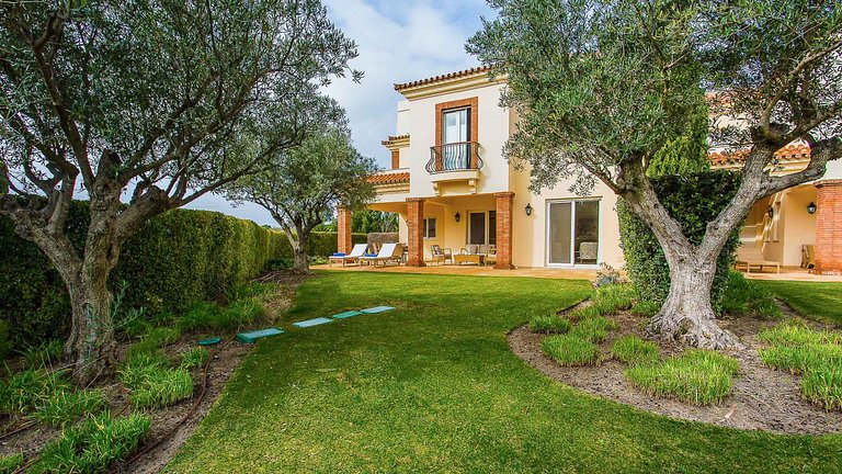 Alg025 - Spacious villa with views of top Algarve golf locat