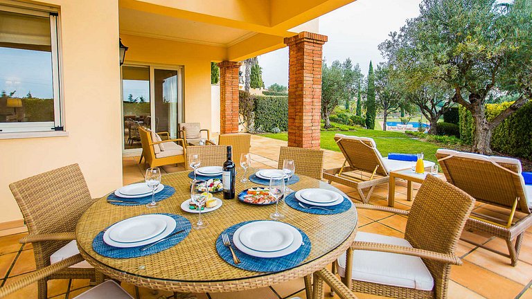 Alg025 - Spacious villa with views of top Algarve golf locat