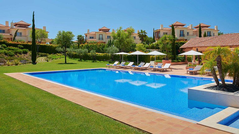 Alg025 - Spacious villa with views of top Algarve golf locat