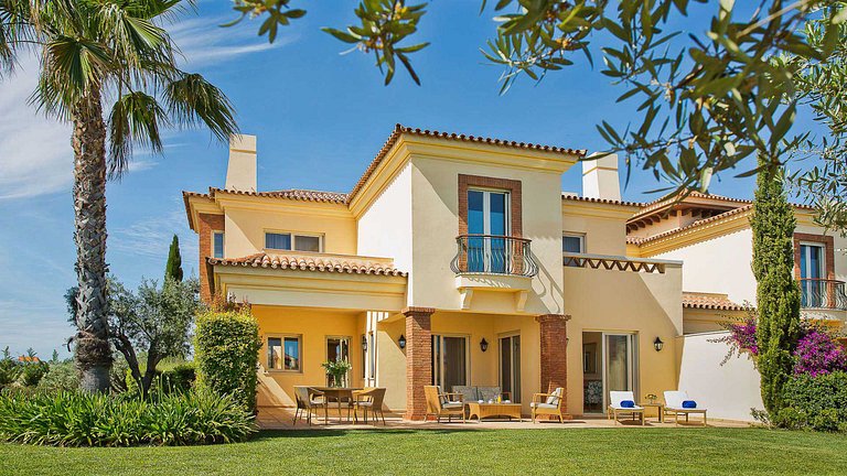 Alg025 - Spacious villa with views of top Algarve golf locat
