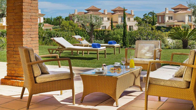 Alg025 - Spacious villa with views of top Algarve golf locat