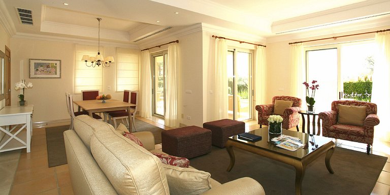 Alg025 - Amplia villa con vistas a la mejor ubicación de gol