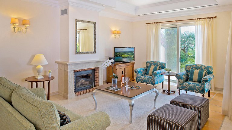 Alg025 - Spacious villa with views of top Algarve golf locat