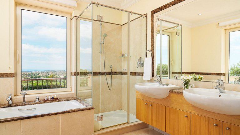 Alg025 - Spacious villa with views of top Algarve golf locat