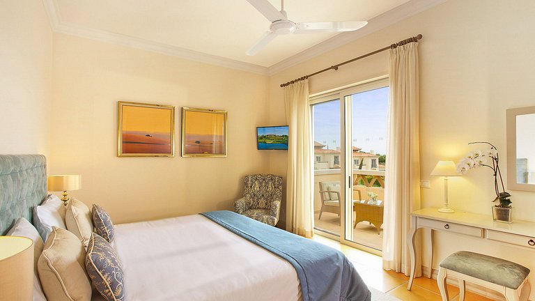 Alg025 - Spacious villa with views of top Algarve golf locat