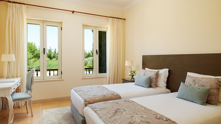 Alg025 - Spacious villa with views of top Algarve golf locat