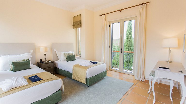 Alg025 - Spacious villa with views of top Algarve golf locat