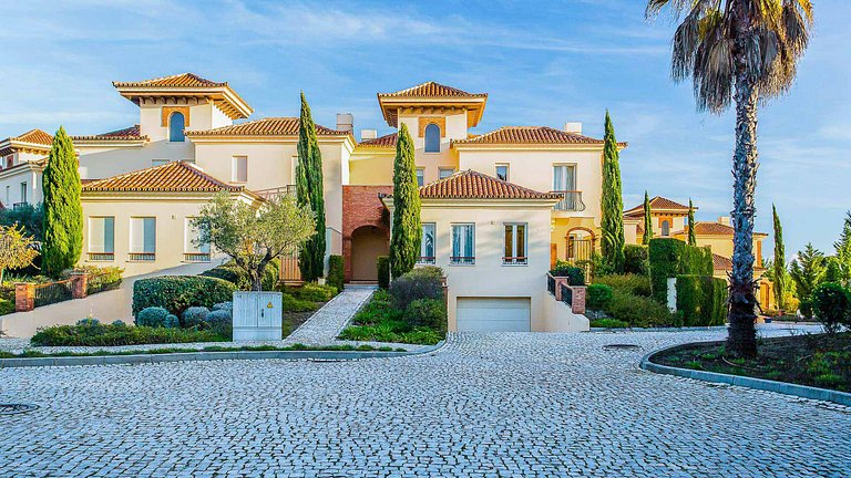 Alg025 - Spacious villa with views of top Algarve golf locat