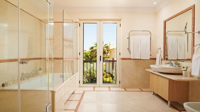 Alg025 - Spacious villa with views of top Algarve golf locat