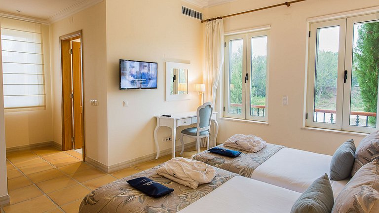 Alg025 - Spacious villa with views of top Algarve golf locat