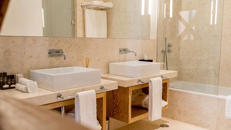 Lis005 - Luxury 2-bedroom Lisbon apartment in Chiado