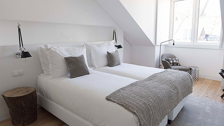 Lis005 - Luxury 2-bedroom Lisbon apartment in Chiado
