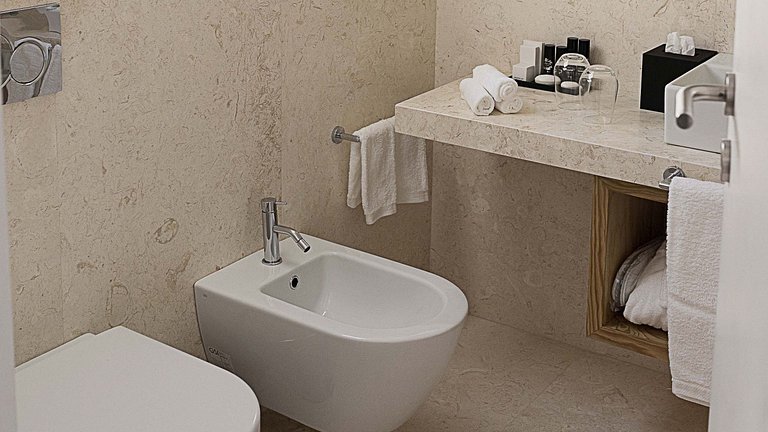 Lis005 - Luxury 2-bedroom Lisbon apartment in Chiado