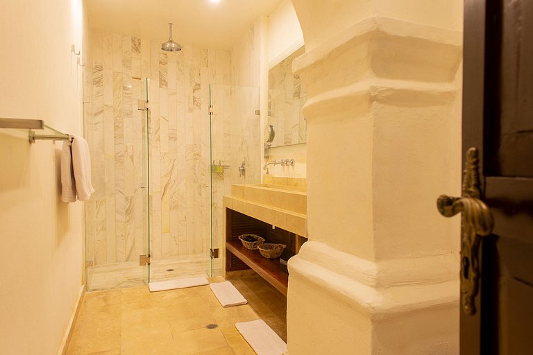 Car016 - Stunning colonial mansion in the heart of Old City
