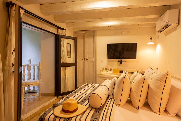 Car016 - Stunning colonial mansion in the heart of Old City