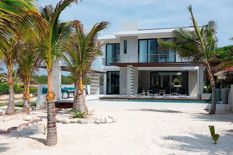 Pmo004 - Beachfront villa on Playa Paraiso
