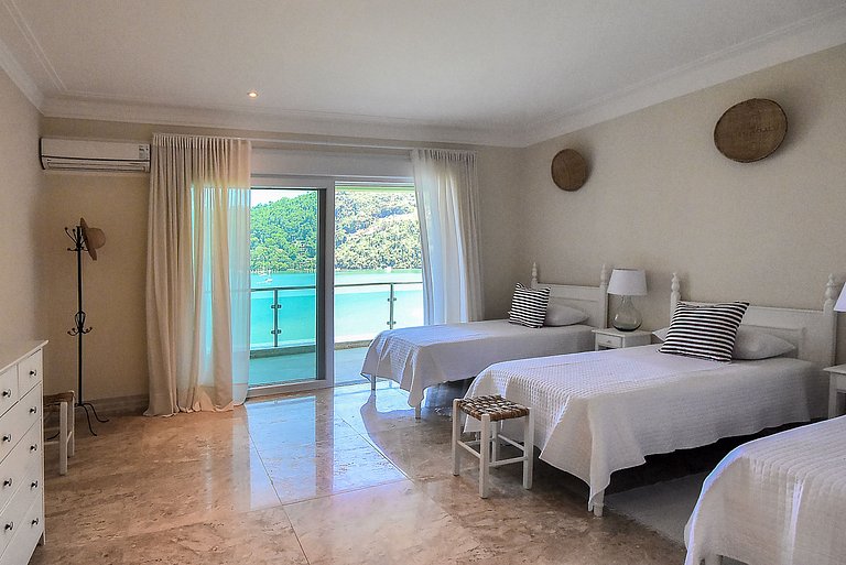 Ang013 - Sea front villa in Angra