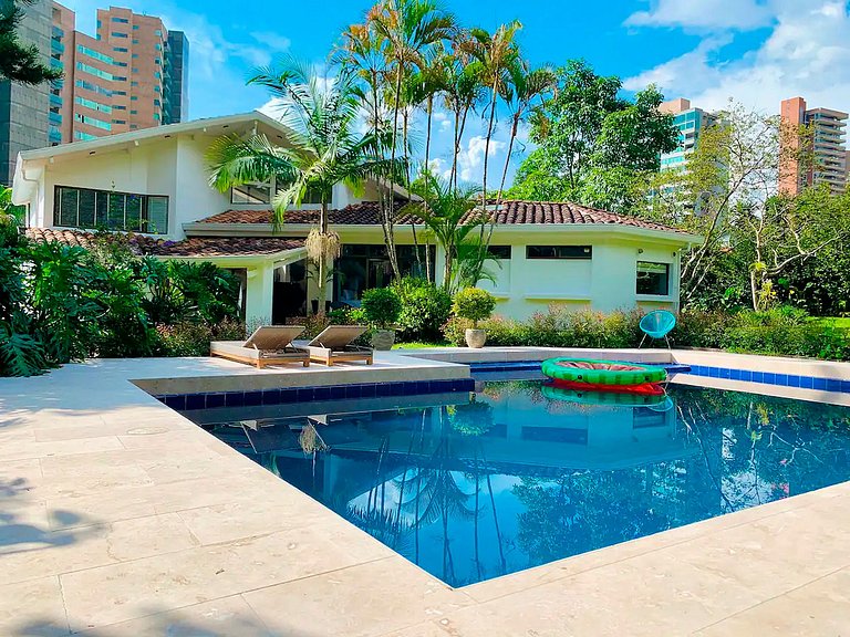 Med052 - Luxurious house with pool in El Poblado