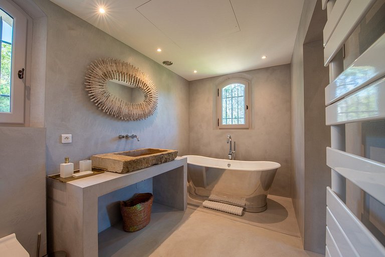 Azu024 - Spectacular Villa with a Pool on the French Riviera