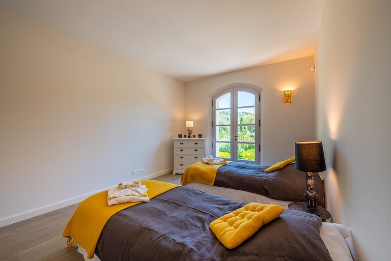 Azu024 - Spectacular Villa with a Pool on the French Riviera