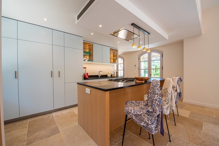 Azu024 - Spectacular Villa with a Pool on the French Riviera