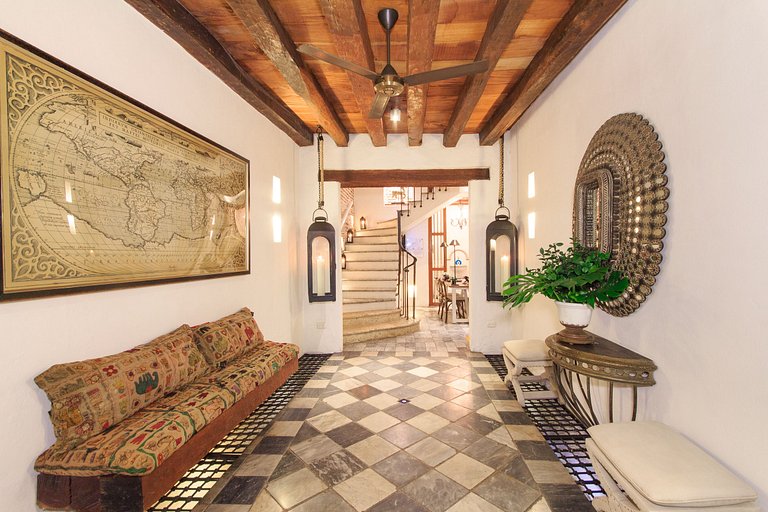 Car026 - Maison coloniale de luxe dans la vieille ville