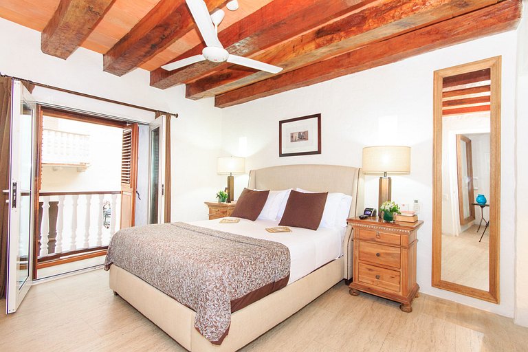 Car026 - Maison coloniale de luxe dans la vieille ville