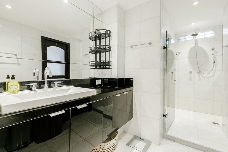 Rio069 - Beautiful 3 bedroom penthouse in Ipanema