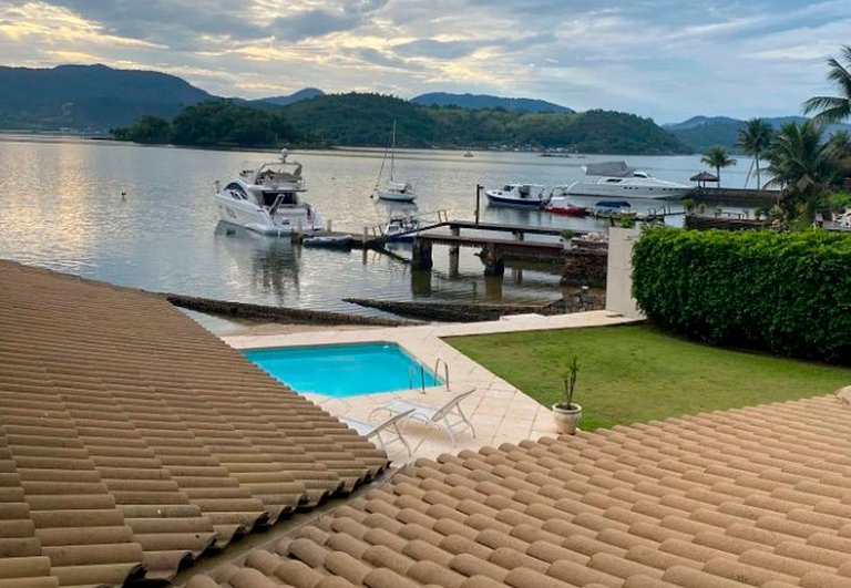 Ang053 - Linda mansão beira-mar