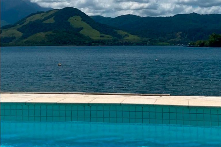 Ang053 - Belle demeure au bord de l'eau