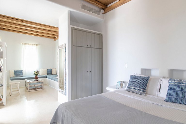 Cyc002 - A modern villa in Kounoupas, Mykonos