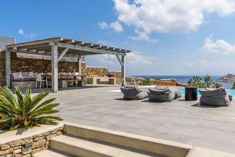 Cyc004 - A Summer Villa on Kalafatis Beach