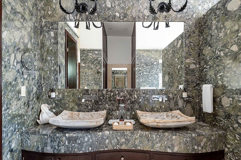 Tul005 - Luxurious seafront villa with pool in Tulum