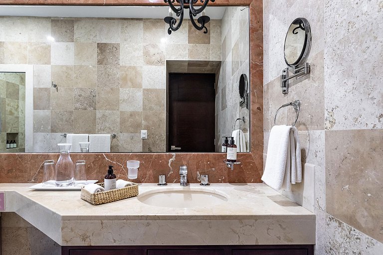 Tul005 - Luxurious seafront villa with pool in Tulum