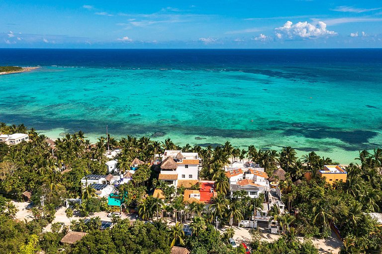 Tul005 - Luxurious seafront villa with pool in Tulum