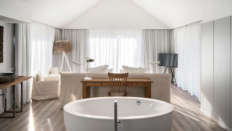 Com009 - Stylish 2-Bedroom Cabana with Private Pool in Compo