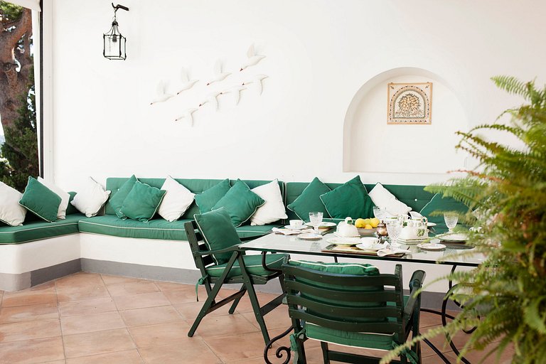 Cam017 - A Villa with a Pool on Capri Island