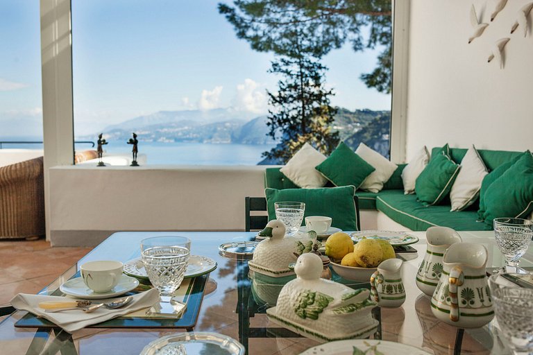 Cam017 - Une Villa avec Piscine sur l'île de Capri