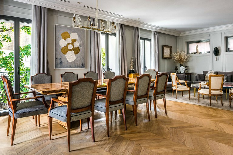 Par003 - An Exceptional Parisian Experience