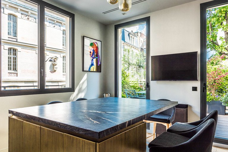 Par003 - An Exceptional Parisian Experience